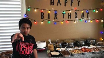 Un niño organiza una fiesta de cumpleaños temática sobre la serie Stranger Things.