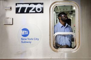 Insólita prueba "de amor": conductor MTA dejó a su novia guiar el Metro de Nueva York