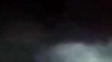 Se aprecia claramente una gran mancha blanca junto al taxi.