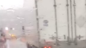 Un conductor grabó uno de los camiones mientras se balanceaba.