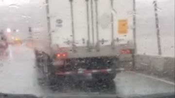 Un conductor grabó uno de los camiones mientras se balanceaba.