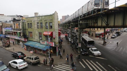 Plataforma elevada del Metro de Nueva York, en Williamsburg, Brooklyn.