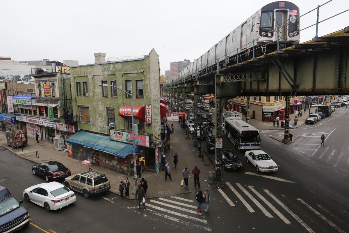 Madness in New York: young man jumps from the subway to a building to flee from the police;  unusual video