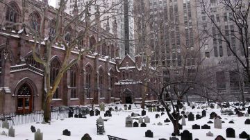 El cementerio de Trinity Church es un lugar muy visitado por turistas que van al Bajo Manhattan.