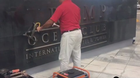 El nombre de los Trump es retirado del inmueble.