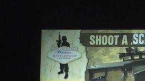 El cartel de publicidad está en Las Vegas, cerca del punto donde murieron 59 personas en una masacre.