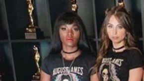 Actrices del entretenimiento adulto posan con camisetas que conmemoran a August Ames.