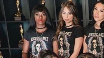 Actrices del entretenimiento adulto posan con camisetas que conmemoran a August Ames.