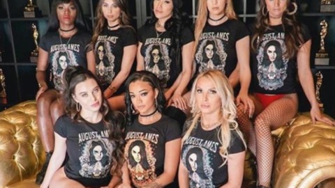 Actrices del entretenimiento adulto posan con camisetas que conmemoran a August Ames.