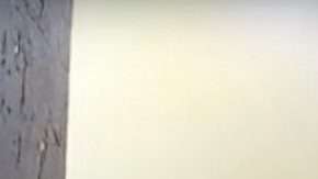 El receptor de los Bills de Buffalo Zay Jones discute con su hermano Cayleb en un penthouse de Los Angeles.