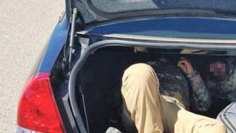 Imagen de los dos inmigrantes transportados en un maletero