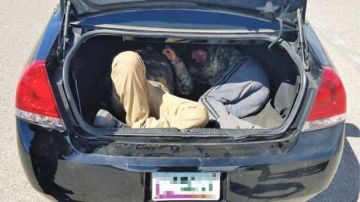 Imagen de los dos inmigrantes transportados en un maletero
