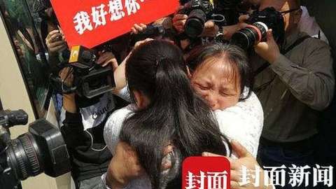 El abrazo entre madre e hija 24 años después.