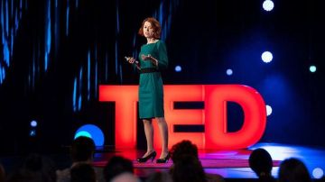 Olga Yurkova habló en el evento TED 2018 sobre la importancia de frenar las noticias falsas en Ucrania.