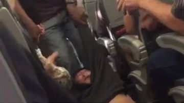 El doctor David Dao fue arrastrado contra su voluntad por los pasillos de un avión de United Airlines para ser llevado a la salida, con el fin de darle su asiento a un empleado de la aerolínea el pasado 9 de abril de 2017.