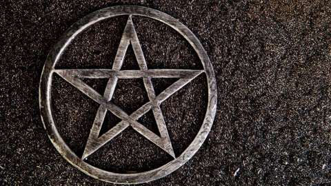 Por abrazar el satanismo, Benedict Atkins perdió a sus amigos y se alejó de su familia. En la actualidad es pastor de la Iglesia anglicana.