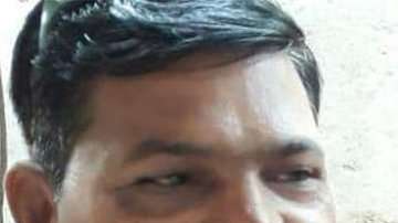 Khomdram Gambhir Singh, a la derecha, fue encontrado viviendo en duras condiciones en las calles de Bombay.