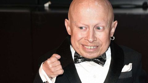 El actor, que comenzó su carrera en el cine en 1994, nació con un trastorno genético que le causó enanismo.