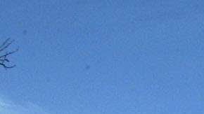 Miembros del “Minutemen Project” vigilan la frontera entre Sonora y Arizona, la cual es dividida por alambre de púas.  Esto ocurrió en 2005.