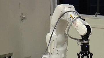 El androide creado por los investigadores de Singapur en el proceso de montaje de la silla de Ikea.