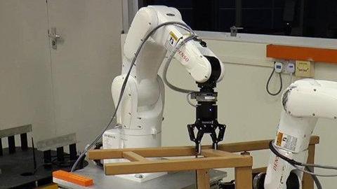 El androide creado por los investigadores de Singapur en el proceso de montaje de la silla de Ikea.