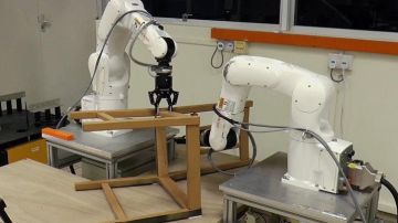 El androide creado por los investigadores de Singapur en el proceso de montaje de la silla de Ikea.