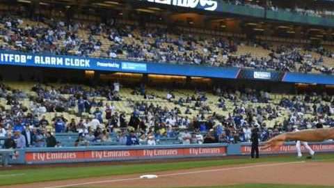 El futbolista mexicano Carlos Vela en el montículo de Dodger Stadium.