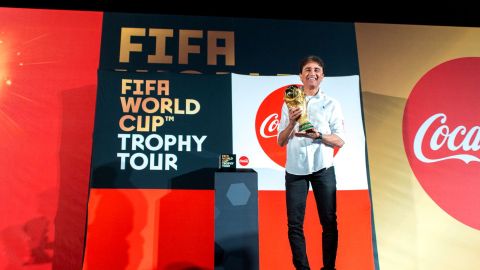 El legendario Bebeto con el trofeo de la Copa del Mundo de la FIFA en Los Ángeles.