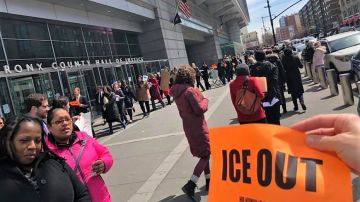Decenas de abogados de Legal Aid Society se manifestaron tras una detención de La Migra en el juzgado de El Bronx