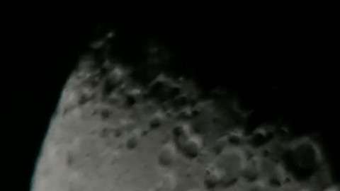 En el video se alcanzan a ver tres pequeños puntos de color negro.