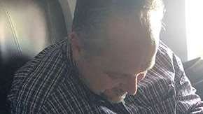 Un extraño ayuda a una mujer a calmar a sus hijos en un avión