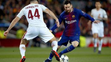 Messi disputa el esférico con el griego Kostas Manolas