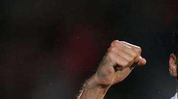 El mexicano del Benfica Raúl Jiménez celebra su doblete ante Vitoria de Setúbal en la liga portuguesa. (Foto: EFE/EPA/MIGUEL A. LOPES)