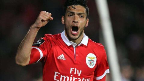 El mexicano del Benfica Raúl Jiménez celebra su doblete ante Vitoria de Setúbal en la liga portuguesa. (Foto: EFE/EPA/MIGUEL A. LOPES)