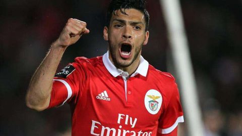 El mexicano del Benfica Raúl Jiménez celebra su doblete ante Vitoria de Setúbal en la liga portuguesa. (Foto: EFE/EPA/MIGUEL A. LOPES)