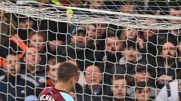 El mexicano del West Ham Javier 'Chicharito' Hernández y su gol frente al Chelsea este domingo en Stamford Bridge. (Foto: EFE/EPA/GERRY PENNY)