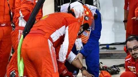 El mecánico de Ferrari Francesco Cigarini  yace en el piso tras una parada en pits de Kimmi Raikkonen durante el Grand Prix de Baréin de Fórmula 1. (Foto: EFE/EPA/GIUSEPPE CACACE / POOL)