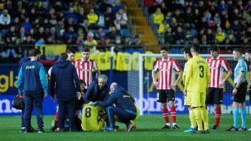 El centrocampista del Villarreal Pablo Fornals es atendido por las asistencias médicas en su partido ante el Athletic. (Foto: EFE/ Domenech Castelló)