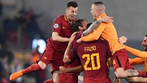 Jugadores de la Roma celebran su victoria ante el Barcelona en la Liga de Campeones de la UEFA. (Foto: EFE/Ettore Ferrari)