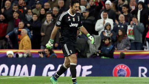 El portero de la Juventus Gianluigi Buffon tras ser expulsado por el árbitro, durante el partido contra el Real Madrid. (Foto: EFE/Kiko Huesca)