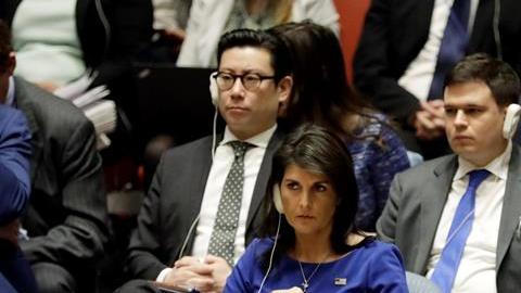 La embajadora de Estados Unidos ante la ONU, Nikki Haley, escucha la ponencia del de Bolivia Sacha Sergio Llorenty Soliz.