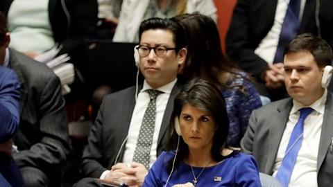 La embajadora de Estados Unidos ante la ONU, Nikki Haley, escucha la ponencia del de Bolivia Sacha Sergio Llorenty Soliz.