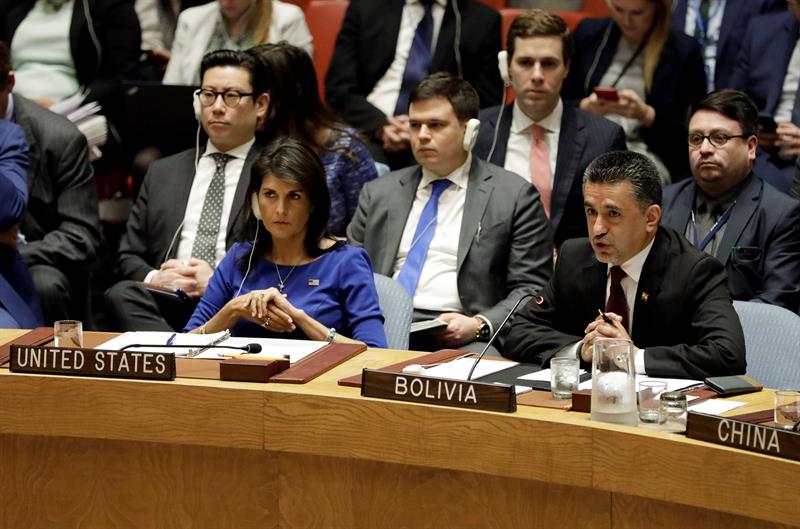 La embajadora de Estados Unidos ante la ONU, Nikki Haley, escucha la ponencia del de Bolivia Sacha Sergio Llorenty Soliz. 