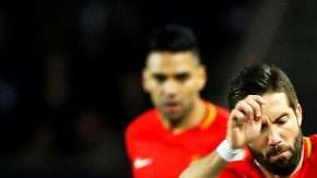 El jugador del PSG Adrian Rabiot aparece rodeado de jugadores del Mónaco. La goleada al cuadro monegasco provocó una medida inédita en el fútbol francés. (Foto: EFE/EPA/YOAN VALAT)