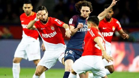 El jugador del PSG Adrian Rabiot aparece rodeado de jugadores del Mónaco. La goleada al cuadro monegasco provocó una medida inédita en el fútbol francés. (Foto: EFE/EPA/YOAN VALAT)