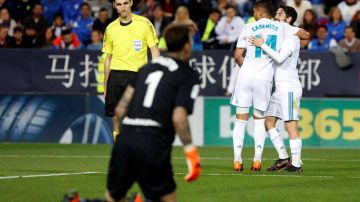 Los jugadores del Real Madrid,celebran con Isco  el segundo gol del equipo blanco al Málaga. (Foto: EFE/Carlos Díaz)