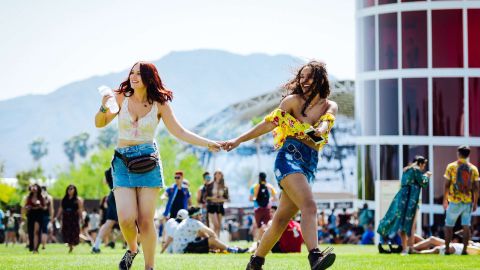 Triunfaron los pantalones cortos en tela vaquera, tejido indispensable en Coachella, y los tops de formas diversas y colores cálidos.