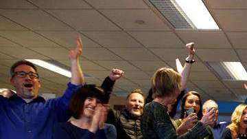 Fotografía cedida por USA TODAY NETWORK que muestra a reporteros de Cincinnati Enquirer y Amber Hunt (d), quienes celebran hoy 16 de abril 2018, en Cincinnati, Ohio, EEUU, tras enterarse de que ganaron el Premio Pulitzer, 2018 por su informe especial, "Seven Days of Heroin".