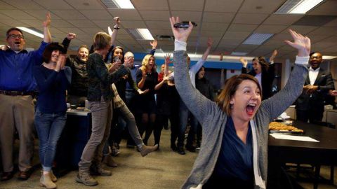 Fotografía cedida por USA TODAY NETWORK que muestra a reporteros de Cincinnati Enquirer y Amber Hunt (d), quienes celebran hoy 16 de abril 2018, en Cincinnati, Ohio, EEUU, tras enterarse de que ganaron el Premio Pulitzer, 2018 por su informe especial, "Seven Days of Heroin".