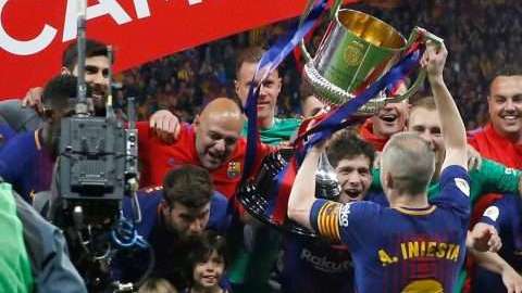 El centrocampista del FC Barcelona, Andrés Iniesta se despide de su equipo para irse al fútbol chino. (Foto: EFE/Kiko Huesca)